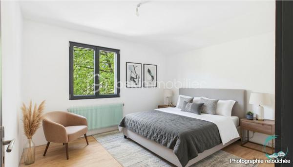 À découvrir sans tarder : appartement T3 situé au 1er étage d’une maison comprenant seulement deux logements, dans un environnement résidentiel calme et recherché à La Tour.

Il se compose d’un hall d’entrée, d’un cellier, d’une cuisine ouverte (à aménager) sur le séjour avec accès au balcon, de deux chambres dont une avec coin dressing, d’une salle de bains et d’un WC indépendant.

Vous bénéficierez également de nombreux espaces annexes : une cave, des combles aménageables offrant un fort potentiel, un jardin plat avec vue dégagée ainsi qu’un espace de stationnement privatif. Possibilité de créer un garage ou un carport (terrain constructible).

Quelques travaux de rénovation et finitions restent à prévoir, permettant de personnaliser ce bien selon vos envies.

Les atouts :

• Maison de seulement 2 appartements
• Jardin plat avec vue dégagée
• Balcon avec vue dégagée montagne
• Combles aménageables de 60m² au sol
• Cave et stationnement
• Possibilité de construire un garage ou carport
• Quartier résidentiel calme

Idéalement situé, l’appartement se trouve à moins de 2 km des crèches, écoles, collège, commerces et transports. Genève est accessible en moins de 30 km.

En résumé: un bien rare offrant calme, potentiel et qualité de vie, idéal pour une résidence principale ou un investissement.