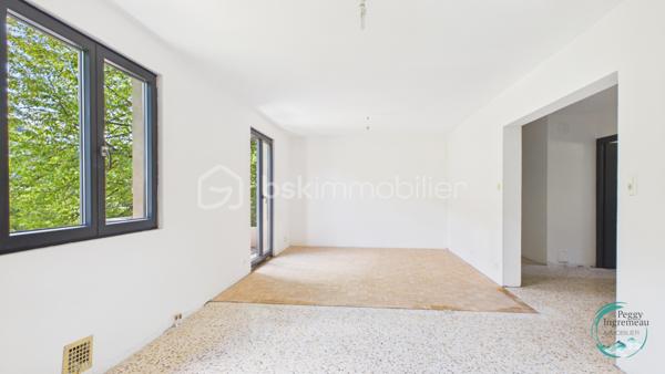 À découvrir sans tarder : appartement T3 situé au 1er étage d’une maison comprenant seulement deux logements, dans un environnement résidentiel calme et recherché à La Tour.

Il se compose d’un hall d’entrée, d’un cellier, d’une cuisine ouverte (à aménager) sur le séjour avec accès au balcon, de deux chambres dont une avec coin dressing, d’une salle de bains et d’un WC indépendant.

Vous bénéficierez également de nombreux espaces annexes : une cave, des combles aménageables offrant un fort potentiel, un jardin plat avec vue dégagée ainsi qu’un espace de stationnement privatif. Possibilité de créer un garage ou un carport (terrain constructible).

Quelques travaux de rénovation et finitions restent à prévoir, permettant de personnaliser ce bien selon vos envies.

Les atouts :

• Maison de seulement 2 appartements
• Jardin plat avec vue dégagée
• Balcon avec vue dégagée montagne
• Combles aménageables de 60m² au sol
• Cave et stationnement
• Possibilité de construire un garage ou carport
• Quartier résidentiel calme

Idéalement situé, l’appartement se trouve à moins de 2 km des crèches, écoles, collège, commerces et transports. Genève est accessible en moins de 30 km.

En résumé: un bien rare offrant calme, potentiel et qualité de vie, idéal pour une résidence principale ou un investissement.