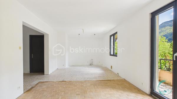 À découvrir sans tarder : appartement T3 situé au 1er étage d’une maison comprenant seulement deux logements, dans un environnement résidentiel calme et recherché à La Tour.

Il se compose d’un hall d’entrée, d’un cellier, d’une cuisine ouverte (à aménager) sur le séjour avec accès au balcon, de deux chambres dont une avec coin dressing, d’une salle de bains et d’un WC indépendant.

Vous bénéficierez également de nombreux espaces annexes : une cave, des combles aménageables offrant un fort potentiel, un jardin plat avec vue dégagée ainsi qu’un espace de stationnement privatif. Possibilité de créer un garage ou un carport (terrain constructible).

Quelques travaux de rénovation et finitions restent à prévoir, permettant de personnaliser ce bien selon vos envies.

Les atouts :

• Maison de seulement 2 appartements
• Jardin plat avec vue dégagée
• Balcon avec vue dégagée montagne
• Combles aménageables de 60m² au sol
• Cave et stationnement
• Possibilité de construire un garage ou carport
• Quartier résidentiel calme

Idéalement situé, l’appartement se trouve à moins de 2 km des crèches, écoles, collège, commerces et transports. Genève est accessible en moins de 30 km.

En résumé: un bien rare offrant calme, potentiel et qualité de vie, idéal pour une résidence principale ou un investissement.