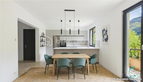 À découvrir sans tarder : appartement T3 situé au 1er étage d’une maison comprenant seulement deux logements, dans un environnement résidentiel calme et recherché à La Tour.

Il se compose d’un hall d’entrée, d’un cellier, d’une cuisine ouverte (à aménager) sur le séjour avec accès au balcon, de deux chambres dont une avec coin dressing, d’une salle de bains et d’un WC indépendant.

Vous bénéficierez également de nombreux espaces annexes : une cave, des combles aménageables offrant un fort potentiel, un jardin plat avec vue dégagée ainsi qu’un espace de stationnement privatif. Possibilité de créer un garage ou un carport (terrain constructible).

Quelques travaux de rénovation et finitions restent à prévoir, permettant de personnaliser ce bien selon vos envies.

Les atouts :

• Maison de seulement 2 appartements
• Jardin plat avec vue dégagée
• Balcon avec vue dégagée montagne
• Combles aménageables de 60m² au sol
• Cave et stationnement
• Possibilité de construire un garage ou carport
• Quartier résidentiel calme

Idéalement situé, l’appartement se trouve à moins de 2 km des crèches, écoles, collège, commerces et transports. Genève est accessible en moins de 30 km.

En résumé: un bien rare offrant calme, potentiel et qualité de vie, idéal pour une résidence principale ou un investissement.