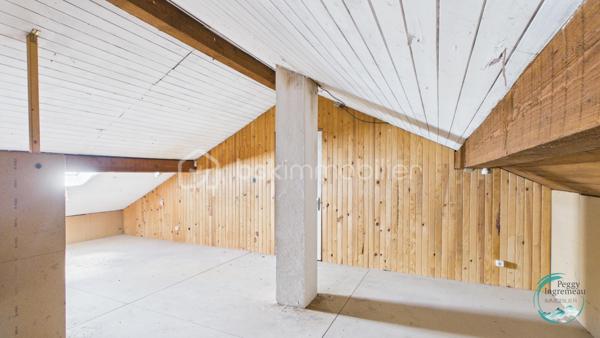 À découvrir sans tarder : appartement T3 situé au 1er étage d’une maison comprenant seulement deux logements, dans un environnement résidentiel calme et recherché à La Tour.

Il se compose d’un hall d’entrée, d’un cellier, d’une cuisine ouverte (à aménager) sur le séjour avec accès au balcon, de deux chambres dont une avec coin dressing, d’une salle de bains et d’un WC indépendant.

Vous bénéficierez également de nombreux espaces annexes : une cave, des combles aménageables offrant un fort potentiel, un jardin plat avec vue dégagée ainsi qu’un espace de stationnement privatif. Possibilité de créer un garage ou un carport (terrain constructible).

Quelques travaux de rénovation et finitions restent à prévoir, permettant de personnaliser ce bien selon vos envies.

Les atouts :

• Maison de seulement 2 appartements
• Jardin plat avec vue dégagée
• Balcon avec vue dégagée montagne
• Combles aménageables de 60m² au sol
• Cave et stationnement
• Possibilité de construire un garage ou carport
• Quartier résidentiel calme

Idéalement situé, l’appartement se trouve à moins de 2 km des crèches, écoles, collège, commerces et transports. Genève est accessible en moins de 30 km.

En résumé: un bien rare offrant calme, potentiel et qualité de vie, idéal pour une résidence principale ou un investissement.