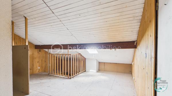 À découvrir sans tarder : appartement T3 situé au 1er étage d’une maison comprenant seulement deux logements, dans un environnement résidentiel calme et recherché à La Tour.

Il se compose d’un hall d’entrée, d’un cellier, d’une cuisine ouverte (à aménager) sur le séjour avec accès au balcon, de deux chambres dont une avec coin dressing, d’une salle de bains et d’un WC indépendant.

Vous bénéficierez également de nombreux espaces annexes : une cave, des combles aménageables offrant un fort potentiel, un jardin plat avec vue dégagée ainsi qu’un espace de stationnement privatif. Possibilité de créer un garage ou un carport (terrain constructible).

Quelques travaux de rénovation et finitions restent à prévoir, permettant de personnaliser ce bien selon vos envies.

Les atouts :

• Maison de seulement 2 appartements
• Jardin plat avec vue dégagée
• Balcon avec vue dégagée montagne
• Combles aménageables de 60m² au sol
• Cave et stationnement
• Possibilité de construire un garage ou carport
• Quartier résidentiel calme

Idéalement situé, l’appartement se trouve à moins de 2 km des crèches, écoles, collège, commerces et transports. Genève est accessible en moins de 30 km.

En résumé: un bien rare offrant calme, potentiel et qualité de vie, idéal pour une résidence principale ou un investissement.