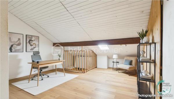 À découvrir sans tarder : appartement T3 situé au 1er étage d’une maison comprenant seulement deux logements, dans un environnement résidentiel calme et recherché à La Tour.

Il se compose d’un hall d’entrée, d’un cellier, d’une cuisine ouverte (à aménager) sur le séjour avec accès au balcon, de deux chambres dont une avec coin dressing, d’une salle de bains et d’un WC indépendant.

Vous bénéficierez également de nombreux espaces annexes : une cave, des combles aménageables offrant un fort potentiel, un jardin plat avec vue dégagée ainsi qu’un espace de stationnement privatif. Possibilité de créer un garage ou un carport (terrain constructible).

Quelques travaux de rénovation et finitions restent à prévoir, permettant de personnaliser ce bien selon vos envies.

Les atouts :

• Maison de seulement 2 appartements
• Jardin plat avec vue dégagée
• Balcon avec vue dégagée montagne
• Combles aménageables de 60m² au sol
• Cave et stationnement
• Possibilité de construire un garage ou carport
• Quartier résidentiel calme

Idéalement situé, l’appartement se trouve à moins de 2 km des crèches, écoles, collège, commerces et transports. Genève est accessible en moins de 30 km.

En résumé: un bien rare offrant calme, potentiel et qualité de vie, idéal pour une résidence principale ou un investissement.