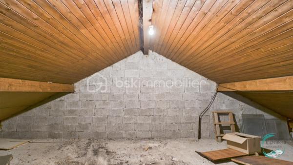 À découvrir sans tarder : appartement T3 situé au 1er étage d’une maison comprenant seulement deux logements, dans un environnement résidentiel calme et recherché à La Tour.

Il se compose d’un hall d’entrée, d’un cellier, d’une cuisine ouverte (à aménager) sur le séjour avec accès au balcon, de deux chambres dont une avec coin dressing, d’une salle de bains et d’un WC indépendant.

Vous bénéficierez également de nombreux espaces annexes : une cave, des combles aménageables offrant un fort potentiel, un jardin plat avec vue dégagée ainsi qu’un espace de stationnement privatif. Possibilité de créer un garage ou un carport (terrain constructible).

Quelques travaux de rénovation et finitions restent à prévoir, permettant de personnaliser ce bien selon vos envies.

Les atouts :

• Maison de seulement 2 appartements
• Jardin plat avec vue dégagée
• Balcon avec vue dégagée montagne
• Combles aménageables de 60m² au sol
• Cave et stationnement
• Possibilité de construire un garage ou carport
• Quartier résidentiel calme

Idéalement situé, l’appartement se trouve à moins de 2 km des crèches, écoles, collège, commerces et transports. Genève est accessible en moins de 30 km.

En résumé: un bien rare offrant calme, potentiel et qualité de vie, idéal pour une résidence principale ou un investissement.