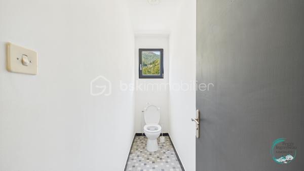 À découvrir sans tarder : appartement T3 situé au 1er étage d’une maison comprenant seulement deux logements, dans un environnement résidentiel calme et recherché à La Tour.

Il se compose d’un hall d’entrée, d’un cellier, d’une cuisine ouverte (à aménager) sur le séjour avec accès au balcon, de deux chambres dont une avec coin dressing, d’une salle de bains et d’un WC indépendant.

Vous bénéficierez également de nombreux espaces annexes : une cave, des combles aménageables offrant un fort potentiel, un jardin plat avec vue dégagée ainsi qu’un espace de stationnement privatif. Possibilité de créer un garage ou un carport (terrain constructible).

Quelques travaux de rénovation et finitions restent à prévoir, permettant de personnaliser ce bien selon vos envies.

Les atouts :

• Maison de seulement 2 appartements
• Jardin plat avec vue dégagée
• Balcon avec vue dégagée montagne
• Combles aménageables de 60m² au sol
• Cave et stationnement
• Possibilité de construire un garage ou carport
• Quartier résidentiel calme

Idéalement situé, l’appartement se trouve à moins de 2 km des crèches, écoles, collège, commerces et transports. Genève est accessible en moins de 30 km.

En résumé: un bien rare offrant calme, potentiel et qualité de vie, idéal pour une résidence principale ou un investissement.