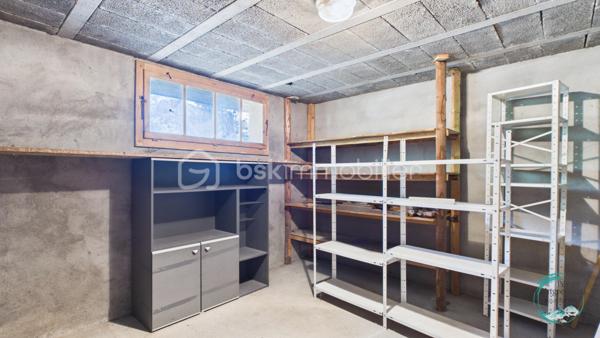 À découvrir sans tarder : appartement T3 situé au 1er étage d’une maison comprenant seulement deux logements, dans un environnement résidentiel calme et recherché à La Tour.

Il se compose d’un hall d’entrée, d’un cellier, d’une cuisine ouverte (à aménager) sur le séjour avec accès au balcon, de deux chambres dont une avec coin dressing, d’une salle de bains et d’un WC indépendant.

Vous bénéficierez également de nombreux espaces annexes : une cave, des combles aménageables offrant un fort potentiel, un jardin plat avec vue dégagée ainsi qu’un espace de stationnement privatif. Possibilité de créer un garage ou un carport (terrain constructible).

Quelques travaux de rénovation et finitions restent à prévoir, permettant de personnaliser ce bien selon vos envies.

Les atouts :

• Maison de seulement 2 appartements
• Jardin plat avec vue dégagée
• Balcon avec vue dégagée montagne
• Combles aménageables de 60m² au sol
• Cave et stationnement
• Possibilité de construire un garage ou carport
• Quartier résidentiel calme

Idéalement situé, l’appartement se trouve à moins de 2 km des crèches, écoles, collège, commerces et transports. Genève est accessible en moins de 30 km.

En résumé: un bien rare offrant calme, potentiel et qualité de vie, idéal pour une résidence principale ou un investissement.