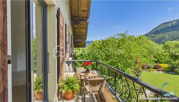À découvrir sans tarder : appartement T3 situé au 1er étage d’une maison comprenant seulement deux logements, dans un environnement résidentiel calme et recherché à La Tour.

Il se compose d’un hall d’entrée, d’un cellier, d’une cuisine ouverte (à aménager) sur le séjour avec accès au balcon, de deux chambres dont une avec coin dressing, d’une salle de bains et d’un WC indépendant.

Vous bénéficierez également de nombreux espaces annexes : une cave, des combles aménageables offrant un fort potentiel, un jardin plat avec vue dégagée ainsi qu’un espace de stationnement privatif. Possibilité de créer un garage ou un carport (terrain constructible).

Quelques travaux de rénovation et finitions restent à prévoir, permettant de personnaliser ce bien selon vos envies.

Les atouts :

• Maison de seulement 2 appartements
• Jardin plat avec vue dégagée
• Balcon avec vue dégagée montagne
• Combles aménageables de 60m² au sol
• Cave et stationnement
• Possibilité de construire un garage ou carport
• Quartier résidentiel calme

Idéalement situé, l’appartement se trouve à moins de 2 km des crèches, écoles, collège, commerces et transports. Genève est accessible en moins de 30 km.

En résumé: un bien rare offrant calme, potentiel et qualité de vie, idéal pour une résidence principale ou un investissement.