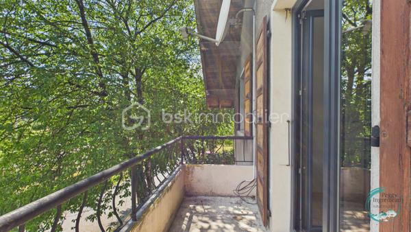 À découvrir sans tarder : appartement T3 situé au 1er étage d’une maison comprenant seulement deux logements, dans un environnement résidentiel calme et recherché à La Tour.

Il se compose d’un hall d’entrée, d’un cellier, d’une cuisine ouverte (à aménager) sur le séjour avec accès au balcon, de deux chambres dont une avec coin dressing, d’une salle de bains et d’un WC indépendant.

Vous bénéficierez également de nombreux espaces annexes : une cave, des combles aménageables offrant un fort potentiel, un jardin plat avec vue dégagée ainsi qu’un espace de stationnement privatif. Possibilité de créer un garage ou un carport (terrain constructible).

Quelques travaux de rénovation et finitions restent à prévoir, permettant de personnaliser ce bien selon vos envies.

Les atouts :

• Maison de seulement 2 appartements
• Jardin plat avec vue dégagée
• Balcon avec vue dégagée montagne
• Combles aménageables de 60m² au sol
• Cave et stationnement
• Possibilité de construire un garage ou carport
• Quartier résidentiel calme

Idéalement situé, l’appartement se trouve à moins de 2 km des crèches, écoles, collège, commerces et transports. Genève est accessible en moins de 30 km.

En résumé: un bien rare offrant calme, potentiel et qualité de vie, idéal pour une résidence principale ou un investissement.