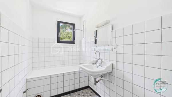 À découvrir sans tarder : appartement T3 situé au 1er étage d’une maison comprenant seulement deux logements, dans un environnement résidentiel calme et recherché à La Tour.

Il se compose d’un hall d’entrée, d’un cellier, d’une cuisine ouverte (à aménager) sur le séjour avec accès au balcon, de deux chambres dont une avec coin dressing, d’une salle de bains et d’un WC indépendant.

Vous bénéficierez également de nombreux espaces annexes : une cave, des combles aménageables offrant un fort potentiel, un jardin plat avec vue dégagée ainsi qu’un espace de stationnement privatif. Possibilité de créer un garage ou un carport (terrain constructible).

Quelques travaux de rénovation et finitions restent à prévoir, permettant de personnaliser ce bien selon vos envies.

Les atouts :

• Maison de seulement 2 appartements
• Jardin plat avec vue dégagée
• Balcon avec vue dégagée montagne
• Combles aménageables de 60m² au sol
• Cave et stationnement
• Possibilité de construire un garage ou carport
• Quartier résidentiel calme

Idéalement situé, l’appartement se trouve à moins de 2 km des crèches, écoles, collège, commerces et transports. Genève est accessible en moins de 30 km.

En résumé: un bien rare offrant calme, potentiel et qualité de vie, idéal pour une résidence principale ou un investissement.