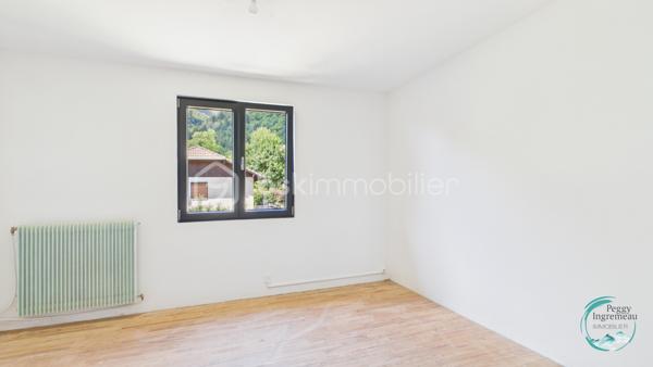 À découvrir sans tarder : appartement T3 situé au 1er étage d’une maison comprenant seulement deux logements, dans un environnement résidentiel calme et recherché à La Tour.

Il se compose d’un hall d’entrée, d’un cellier, d’une cuisine ouverte (à aménager) sur le séjour avec accès au balcon, de deux chambres dont une avec coin dressing, d’une salle de bains et d’un WC indépendant.

Vous bénéficierez également de nombreux espaces annexes : une cave, des combles aménageables offrant un fort potentiel, un jardin plat avec vue dégagée ainsi qu’un espace de stationnement privatif. Possibilité de créer un garage ou un carport (terrain constructible).

Quelques travaux de rénovation et finitions restent à prévoir, permettant de personnaliser ce bien selon vos envies.

Les atouts :

• Maison de seulement 2 appartements
• Jardin plat avec vue dégagée
• Balcon avec vue dégagée montagne
• Combles aménageables de 60m² au sol
• Cave et stationnement
• Possibilité de construire un garage ou carport
• Quartier résidentiel calme

Idéalement situé, l’appartement se trouve à moins de 2 km des crèches, écoles, collège, commerces et transports. Genève est accessible en moins de 30 km.

En résumé: un bien rare offrant calme, potentiel et qualité de vie, idéal pour une résidence principale ou un investissement.