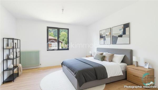 À découvrir sans tarder : appartement T3 situé au 1er étage d’une maison comprenant seulement deux logements, dans un environnement résidentiel calme et recherché à La Tour.

Il se compose d’un hall d’entrée, d’un cellier, d’une cuisine ouverte (à aménager) sur le séjour avec accès au balcon, de deux chambres dont une avec coin dressing, d’une salle de bains et d’un WC indépendant.

Vous bénéficierez également de nombreux espaces annexes : une cave, des combles aménageables offrant un fort potentiel, un jardin plat avec vue dégagée ainsi qu’un espace de stationnement privatif. Possibilité de créer un garage ou un carport (terrain constructible).

Quelques travaux de rénovation et finitions restent à prévoir, permettant de personnaliser ce bien selon vos envies.

Les atouts :

• Maison de seulement 2 appartements
• Jardin plat avec vue dégagée
• Balcon avec vue dégagée montagne
• Combles aménageables de 60m² au sol
• Cave et stationnement
• Possibilité de construire un garage ou carport
• Quartier résidentiel calme

Idéalement situé, l’appartement se trouve à moins de 2 km des crèches, écoles, collège, commerces et transports. Genève est accessible en moins de 30 km.

En résumé: un bien rare offrant calme, potentiel et qualité de vie, idéal pour une résidence principale ou un investissement.
