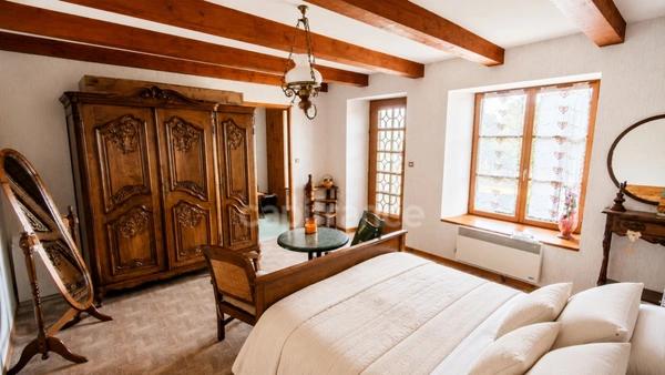 Maison de caractère 165 m² — 4 chambres — Suite indépendante — Piscine — Source privée — Terrain 1 499 m