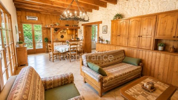 Maison de caractère 165 m² — 4 chambres — Suite indépendante — Piscine — Source privée — Terrain 1 499 m