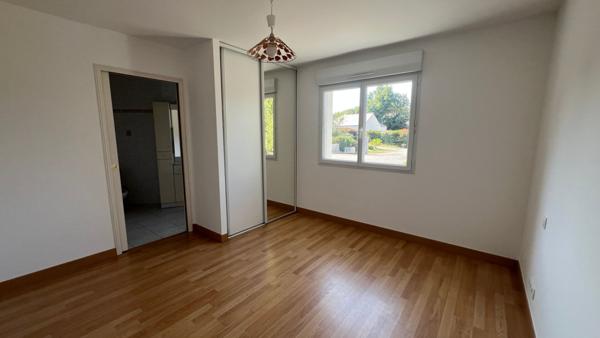 Maison de plain-pied de 150 m² habitables avec étage aménageable.