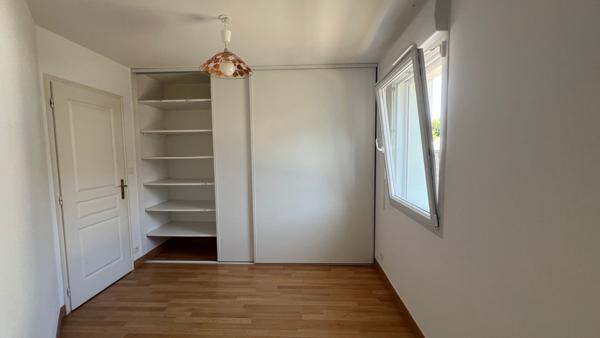 Maison de plain-pied de 150 m² habitables avec étage aménageable.