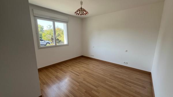 Maison de plain-pied de 150 m² habitables avec étage aménageable.