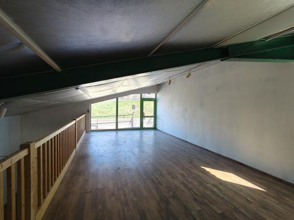 Local à louer de 250m² 1 700 € / mois C.C.*
