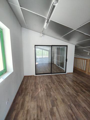 Local à louer de 250m² 1 700 € / mois C.C.*