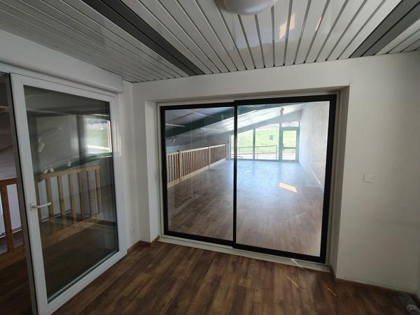 Local à louer de 250m² 1 700 € / mois C.C.*
