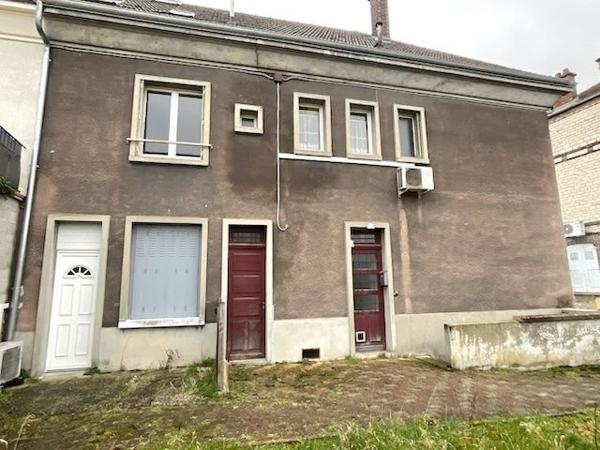 Lot complet de 1 commerce et de 2 appartements caves et jardins garage