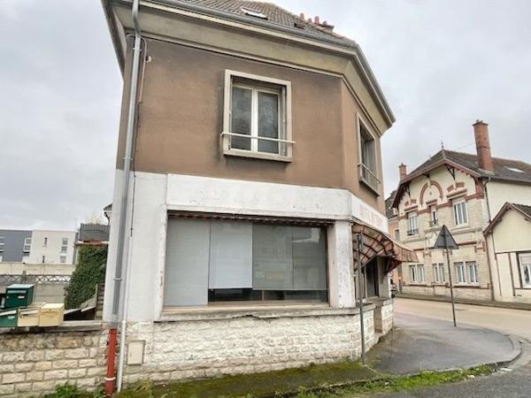 Lot complet de 1 commerce et de 2 appartements caves et jardins garage