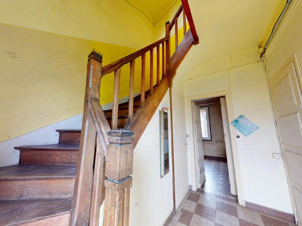 Lot complet de 1 commerce et de 2 appartements caves et jardins garage