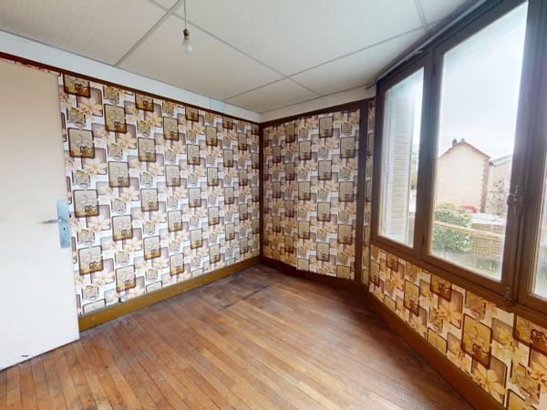 Lot complet de 1 commerce et de 2 appartements caves et jardins garage