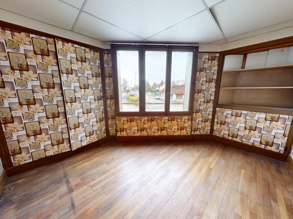 Lot complet de 1 commerce et de 2 appartements caves et jardins garage