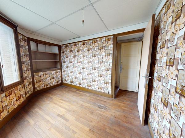 Lot complet de 1 commerce et de 2 appartements caves et jardins garage