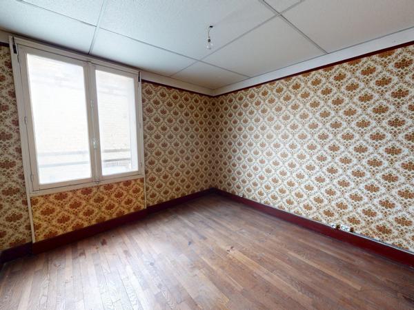 Lot complet de 1 commerce et de 2 appartements caves et jardins garage