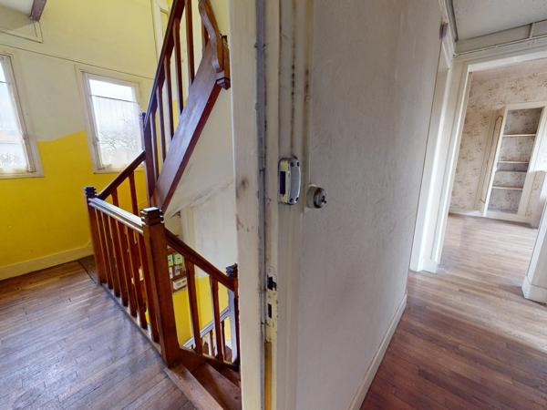 Lot complet de 1 commerce et de 2 appartements caves et jardins garage