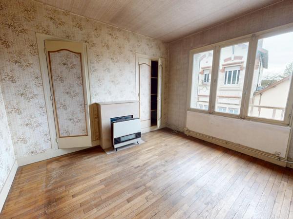 Lot complet de 1 commerce et de 2 appartements caves et jardins garage