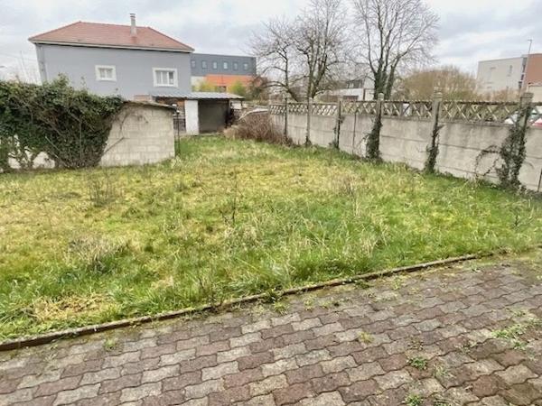 Lot complet de 1 commerce et de 2 appartements caves et jardins garage