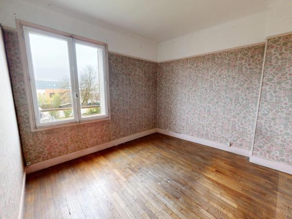 Lot complet de 1 commerce et de 2 appartements caves et jardins garage