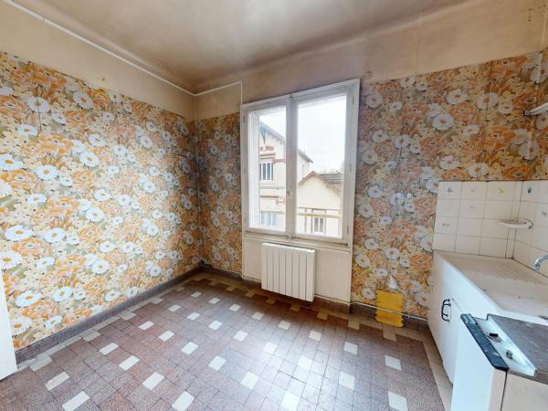 Lot complet de 1 commerce et de 2 appartements caves et jardins garage