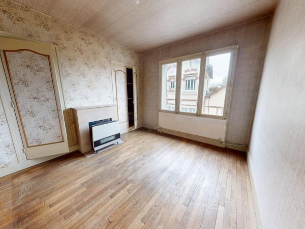 Lot complet de 1 commerce et de 2 appartements caves et jardins garage