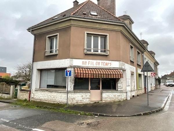 Lot complet de 1 commerce et de 2 appartements caves et jardins garage