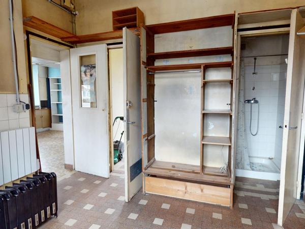 Lot complet de 1 commerce et de 2 appartements caves et jardins garage