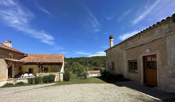 Domaine avec plusieurs habitations sur plus de 11 hectares