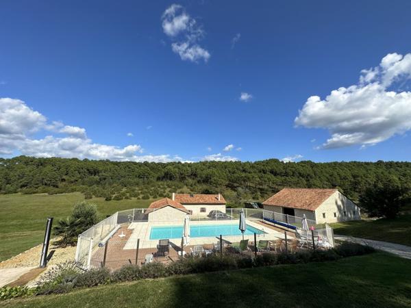 Domaine avec plusieurs habitations sur plus de 11 hectares