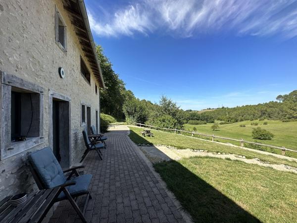 Domaine avec plusieurs habitations sur plus de 11 hectares