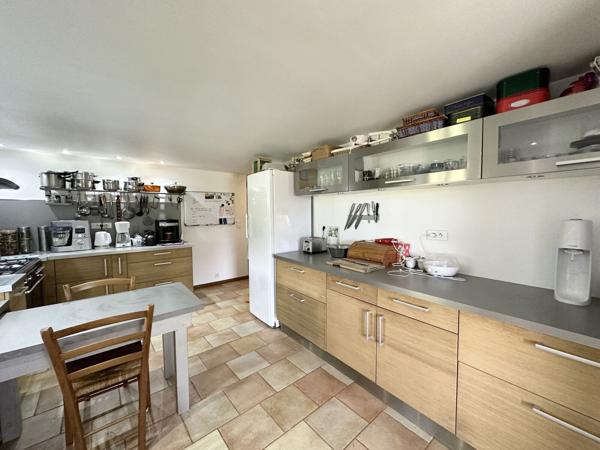 Domaine avec plusieurs habitations sur plus de 11 hectares