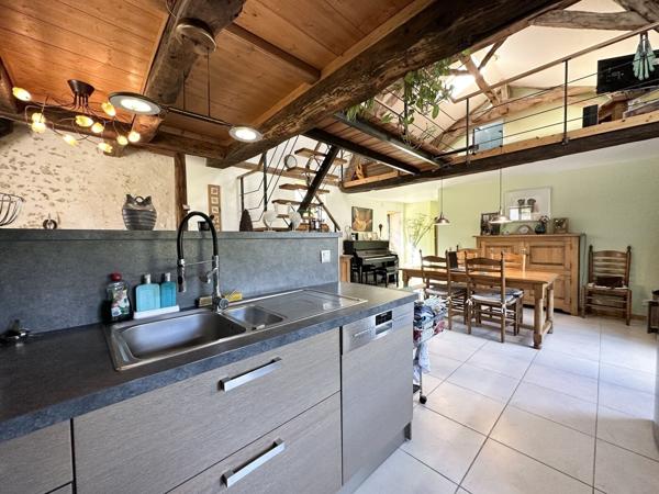 Domaine avec plusieurs habitations sur plus de 11 hectares