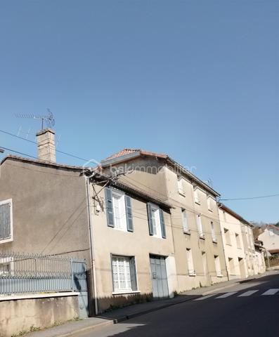 Maison à rénover, cette maison de 114m² est une invitation à vivre et à investir dans un secteur dynamique et aux portes du château historique de La rochefoucauld.
Cette maison est vendue louée à hauteur de 425€ hc, charges annuelles 265€.
Trois minutes suffisent pour rejoindre les commodités.
Elle offre au rdc une cuisine, une salle à manger spacieuse qui promet de moments conviviaux, 1 wc.
Au 1er étage, un palier dessert une salle d'eau avec 2ième wc, 2 grandes chambres et une plus petite.
Cette maison offre un agencement optimal. 
En extérieur, une cour fermée sans vis à vis.
Un garage attenant.
Des travaux sont à prévoir.