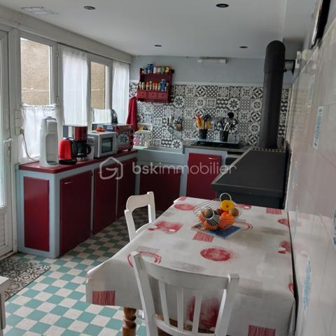 Maison à rénover, cette maison de 114m² est une invitation à vivre et à investir dans un secteur dynamique et aux portes du château historique de La rochefoucauld.
Cette maison est vendue louée à hauteur de 425€ hc, charges annuelles 265€.
Trois minutes suffisent pour rejoindre les commodités.
Elle offre au rdc une cuisine, une salle à manger spacieuse qui promet de moments conviviaux, 1 wc.
Au 1er étage, un palier dessert une salle d'eau avec 2ième wc, 2 grandes chambres et une plus petite.
Cette maison offre un agencement optimal. 
En extérieur, une cour fermée sans vis à vis.
Un garage attenant.
Des travaux sont à prévoir.