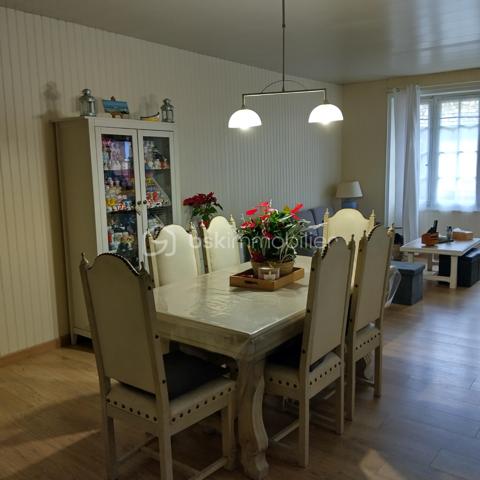 Maison à rénover, cette maison de 114m² est une invitation à vivre et à investir dans un secteur dynamique et aux portes du château historique de La rochefoucauld.
Cette maison est vendue louée à hauteur de 425€ hc, charges annuelles 265€.
Trois minutes suffisent pour rejoindre les commodités.
Elle offre au rdc une cuisine, une salle à manger spacieuse qui promet de moments conviviaux, 1 wc.
Au 1er étage, un palier dessert une salle d'eau avec 2ième wc, 2 grandes chambres et une plus petite.
Cette maison offre un agencement optimal. 
En extérieur, une cour fermée sans vis à vis.
Un garage attenant.
Des travaux sont à prévoir.