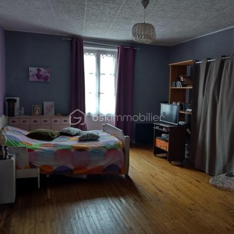 Maison à rénover, cette maison de 114m² est une invitation à vivre et à investir dans un secteur dynamique et aux portes du château historique de La rochefoucauld.
Cette maison est vendue louée à hauteur de 425€ hc, charges annuelles 265€.
Trois minutes suffisent pour rejoindre les commodités.
Elle offre au rdc une cuisine, une salle à manger spacieuse qui promet de moments conviviaux, 1 wc.
Au 1er étage, un palier dessert une salle d'eau avec 2ième wc, 2 grandes chambres et une plus petite.
Cette maison offre un agencement optimal. 
En extérieur, une cour fermée sans vis à vis.
Un garage attenant.
Des travaux sont à prévoir.