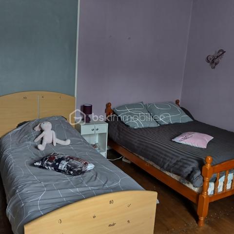 Maison à rénover, cette maison de 114m² est une invitation à vivre et à investir dans un secteur dynamique et aux portes du château historique de La rochefoucauld.
Cette maison est vendue louée à hauteur de 425€ hc, charges annuelles 265€.
Trois minutes suffisent pour rejoindre les commodités.
Elle offre au rdc une cuisine, une salle à manger spacieuse qui promet de moments conviviaux, 1 wc.
Au 1er étage, un palier dessert une salle d'eau avec 2ième wc, 2 grandes chambres et une plus petite.
Cette maison offre un agencement optimal. 
En extérieur, une cour fermée sans vis à vis.
Un garage attenant.
Des travaux sont à prévoir.