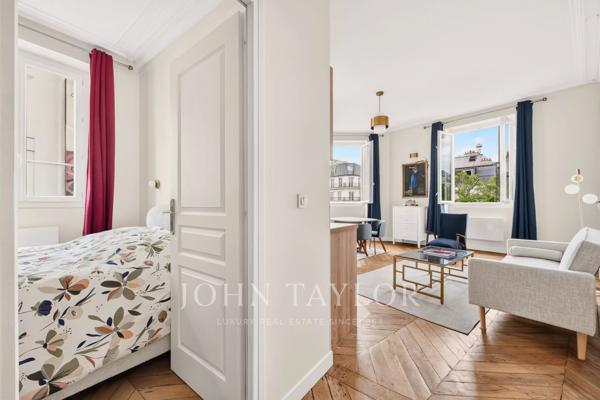 Bonne Nouvelle / Grands Boulevards – Appartement d'angle entièrement rénové