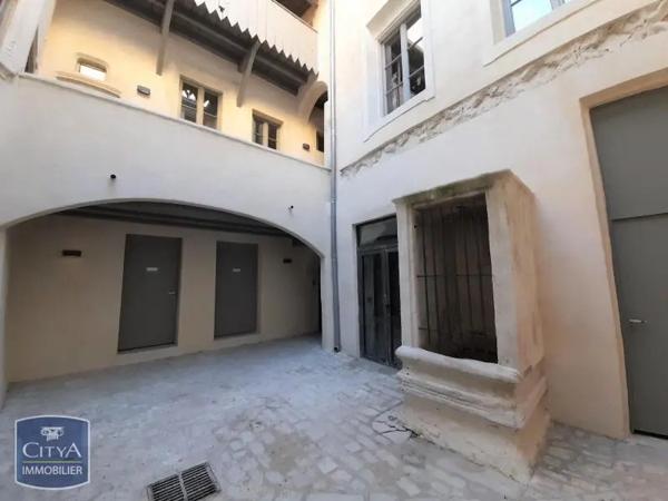 Appartement à louer 2 pièces 61.8m² Nîmes (30000)